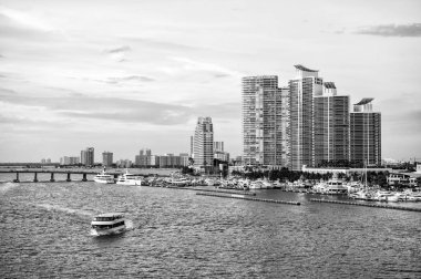 deniz kıyısında şehir manzarası. Bulutlu gökyüzü üzerinde bina gökdelen. Mimarlık, yapı, tasarım. Bina, inşaat, geliştirme
