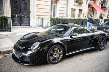 Lüks süper araba Porsche RUF CTR3 Clubsport siyah rengi Paris caddesinde park halinde. Porshe ünlü pahalı bir otomobil markasıdır.