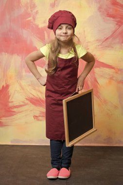 küçük mutlu kız Şef şapkalı, önlük ile yazı tahtası