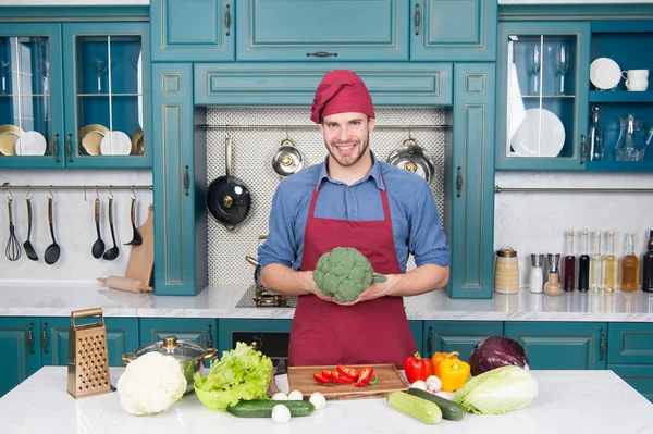 Adam şef mutfakta yemek önlük giymek. Taze sebze ile adam cook vejetaryen tarifi. Vejetaryen diyet kavramı. Mutfak tarifi. Şef pişirme Vejeteryan tarifi. Vejetaryen mutfağı zengin vitamin