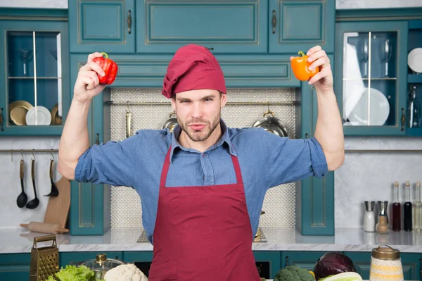 Comida para a vida. O homem segura as pimentas nas mãos. Homem em dieta energética. Alimentos saudáveis para a energia da vida — Fotografia de Stock