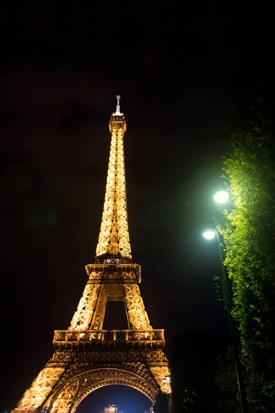 Paris, Frankrijk - 23 September 2017: Parijs Eiffeltoren. De toren van Eiffel in kunstmatige verlichting. Reizen naar Frankrijk. Ontdek de geheimen van de werelden meest iconische monument — Stockfoto