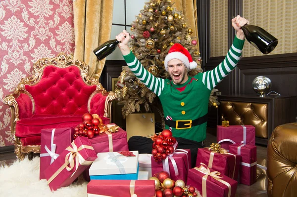 A sua noite de festa. O homem gosta de festas de Natal. Homem feliz no traje de Papai Noel comemorar feriados de ano novo na árvore de Natal. Alegria e um feliz Ano Novo — Fotografia de Stock