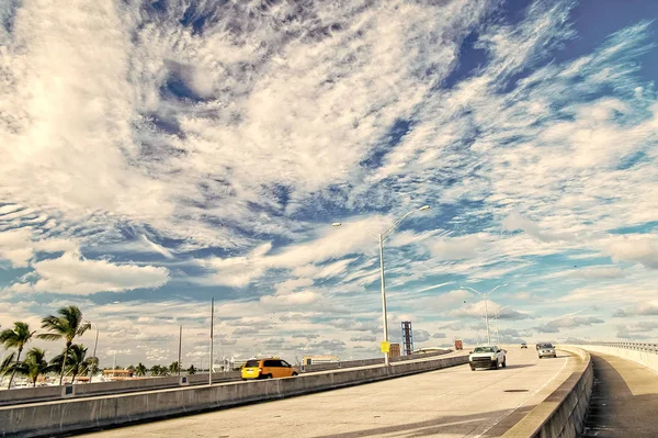 Snelweg met wolkenkrabbers op blauwe bewolkte hemel — Stockfoto