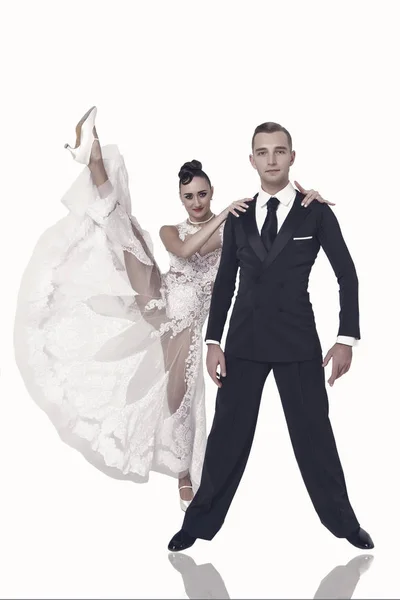 Ballrom casal de dança em uma pose de dança isolado em bachground branco — Fotografia de Stock