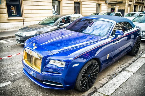 Lüks Supercar Royce Rolls Royce 'u Paris' te caddeye park etmiş mavi ve altın rengi bir hayalet olarak gösteriyor. Rolls Royce Rolls-Royce ünlü pahalı otomobil markasıdır.