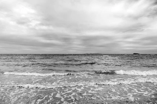 Cielo nublado sobre las olas del mar en Phillipsburg, sint maarten. Nubes en el cielo, paisaje nublado blanco . — Foto de Stock