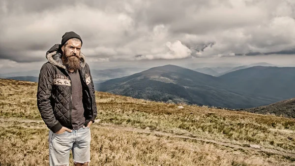 Hipster, 자연 흐린 하늘에 산 위에 수염된 남자 — 스톡 사진