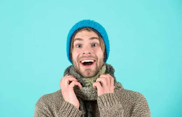 Szczęśliwy człowiek w zimowe ubrania. Brodaty mężczyzna na szczęśliwy uśmiechający się w ciepłą odzież. Zima to czas dla komfortu i ciepła. Wesołych Świąt — Zdjęcie stockowe
