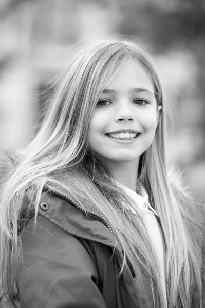 Sarı uzun saçlı çocuk gülümseme açık