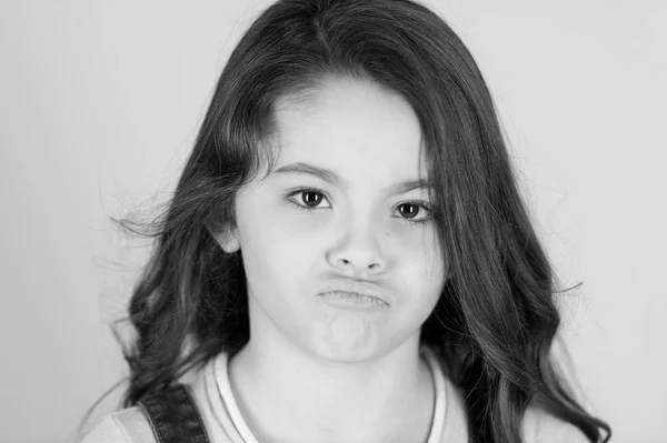 Menina bonita que parece triste com os lábios amuados — Fotografia de Stock