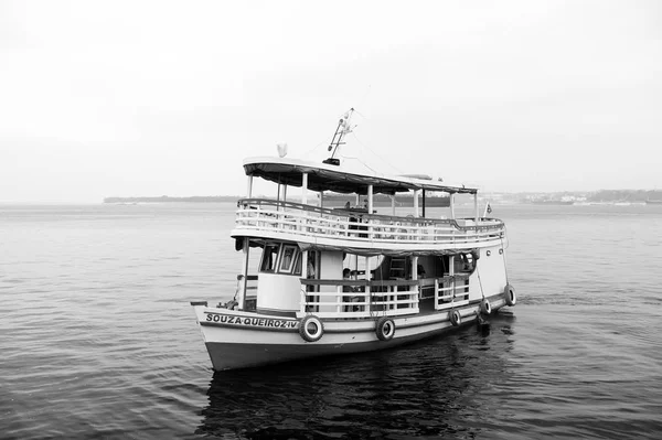 Manaus, Brasil - 04 de dezembro de 2015: barco de recreio flutua ao longo da costa marítima. Navio de cruzeiro de férias na paisagem marinha. Férias de verão e viagens. Wanderlust descoberta e aventura. Conceito de transporte de água — Fotografia de Stock