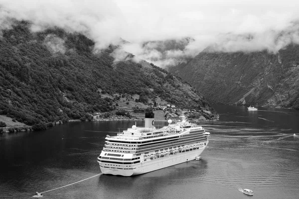 Adventure, discovery, journey. Cruise ship in norwegian fjord. Passenger liner docked in port. Travel destination, tourism. Vacation trip wanderlust. — Stock Photo, Image