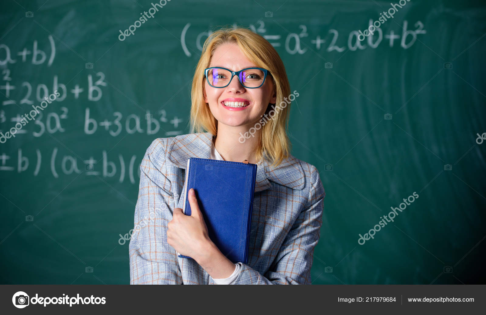 Отличное Рекомендательное Письмо. Женщина Улыбается Учитель.