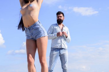 Kız seksi ince rakam çekici göğüsler gökyüzü arka plan poz. Arzu kışkırtır. Baştan çıkarıcı kız poz. Kız baştan çıkarıcı poz seksi vücut bak adam tadını çıkarın. Baştan çıkarıcı ve kışkırtıcı davranış