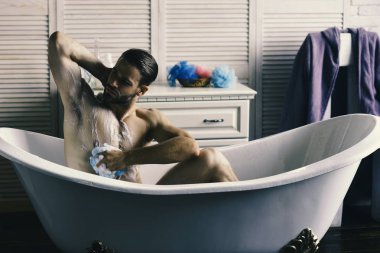 Adam sakal ve rüya gibi yüz alarak banyo