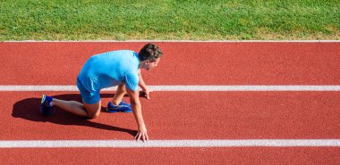 Yeni yaşam tarzı alışkanlık başlangıcı. Runner gitmeye hazır. Atlet runner Stadı'nda yarış hazır olun. Nasıl yayınlanmaya başlaması. İpuçları yeni başlayanlar için çalışıyor. Adam atlet standı düşük başlangıç konumu Stadyumu yola