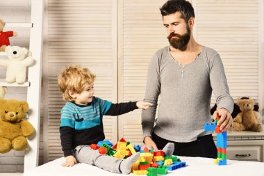 Baba ve çocuk blok inşa ediyorlar. Aile ve çocukluk kavramı