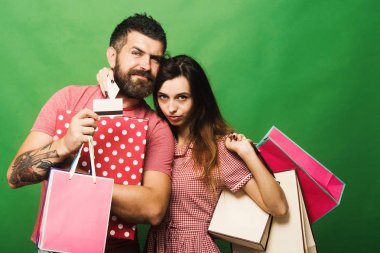 Alışveriş ve moda kavramı. Sakallı adam alışveriş çantası tutar