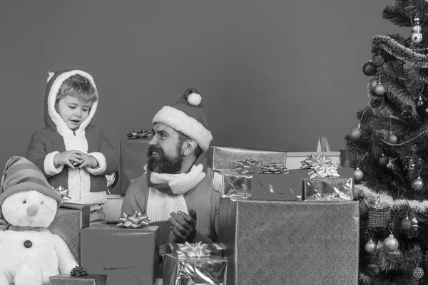 Man met baard en lachend gezicht speelt met zoon — Stockfoto