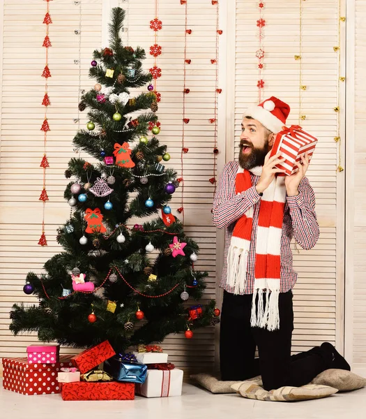 O tipo está junto à árvore de Natal e às caixas. Homem com barba — Fotografia de Stock