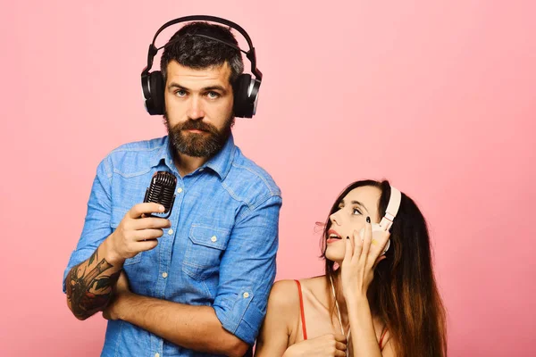 Tecnologías y concepto musical. Chico y mujer con caras relajadas — Foto de Stock