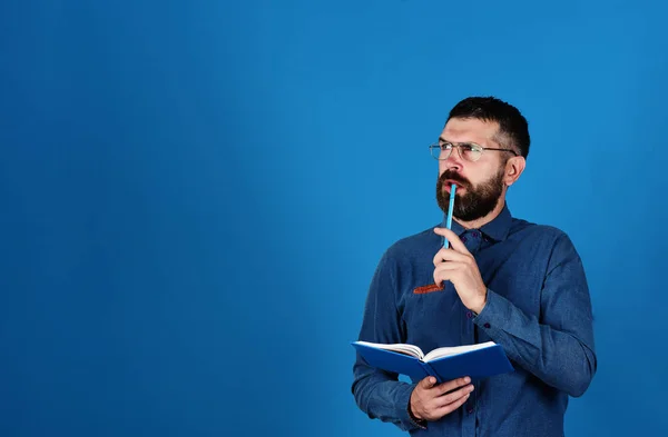 Concepto de conocimiento y programación. Profesor con la cara desconcertada — Foto de Stock