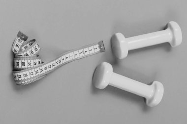 Barbell bandı yanında. Dambıl ve ölçüm bandı