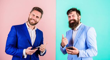 Mobil uygulama. İş adamları Internet modern teknolojileri kullanır. Her zaman online kavramı. Günümüzde herkesin modern gadget smartphone ile online erişim ihtiyacı vardır. Internet sörf sosyal ağlar