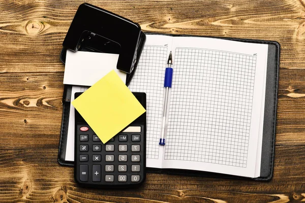 Organisateur, calculatrice, poinçonneuse, papier à lettres et stylo sur surface vintage — Photo