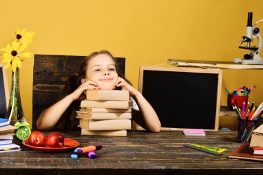 Ev ödevi ve okul konseptine geri dönelim. Çocuk ve okul malzemeleri.