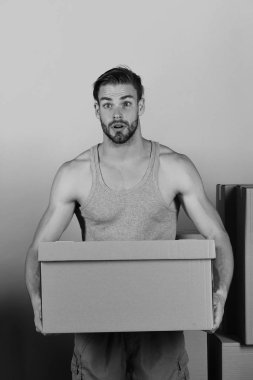 Maço sakal ve sürpriz yüz kutusunu taşıma ile