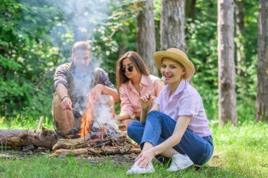 Hafta sonu harika vakit. Şirket arkadaşlar Kavrulmuş Lokum Aperatif doğa arka plan hazırlamak. Kavurma Marshmallow popüler grup etkinliği şenlik ateşi etrafında. Gençlik kavurma Marshmallow piknik