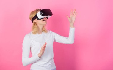 Sanal gerçeklik ve gelecekteki teknolojileri. Kız kullanım modern teknoloji vr kulaklık. Dijital aygıt faydaları. Alternatif yer. Alternatif gerçeklik etkileşim. Kadın baş monte görünen pembe arka plan