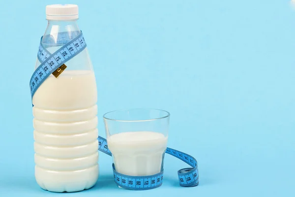Kalziumernährung und gesunde Ernährung. Milchbehälter mit Klebeband umwickelt — Stockfoto