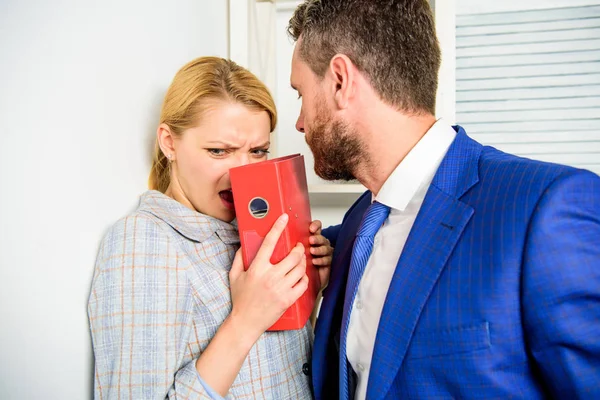 Prevalentie van seksueel misbruik en intimidatie op de werkplek. Meisje slachtoffer office geweld concept. Boss onaanvaardbaar gedrag ondergeschikte werknemer. Werknemer van de vrouw bang dreigend geweld gedrag baas — Stockfoto