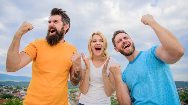 Frau und Mann sehen emotional erfolgreich aus und feiern den Sieg. Wir sind Gewinner. Feiern Sie den Erfolg. Erfolgreiches Team. Emotionale Explosion. Dreiergewinner glücklich mit erhobenen Fäusten — Stockfoto