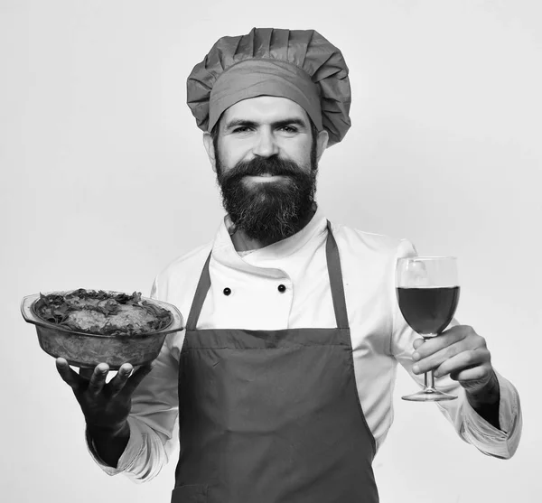 Mannen med skägg på vit bakgrund. Sommelier och matlagning — Stockfoto