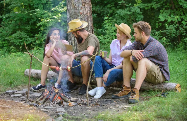 Weekend idilliaco. Amici della società trascorrono un grande tempo pic-nic o barbecue vicino al falò. Gli amici di gruppo trascorrono il weekend libero escursione picnic foresta natura sfondo. Amici godere di barbecue week-end nella foresta — Foto Stock