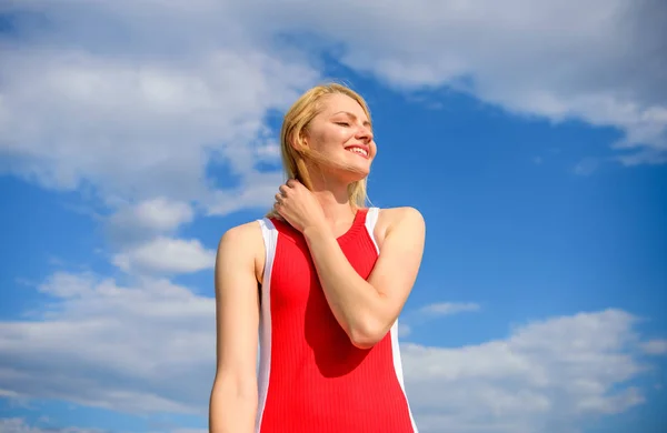 Chica juguetona coqueta humor. Concepto de coqueta y coqueta. La luz del sol agradable cálido. Mujer vestido rojo se siente despreocupado y libre. Chica rubia dama sonriendo disfrutar de la luz del sol cálido cielo azul con las nubes de fondo — Foto de Stock