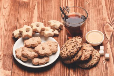 Sıcak içecek ve pasta konsepti. Bir bardak siyah çay.