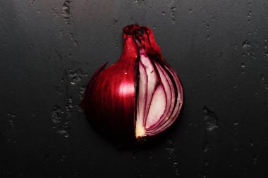 Kırmızı soğan parçalarını kapatın. Soğan yarım