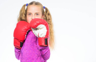 Feminist hareketin. Kendini savunma kavramı. Kız boksör bilir nasıl kendini savunmak. Kız çocuk beyaz arka plan üzerinde poz boks eldivenli güçlü. O kendini savunmaya hazır. Spor yetiştirme kızlar için