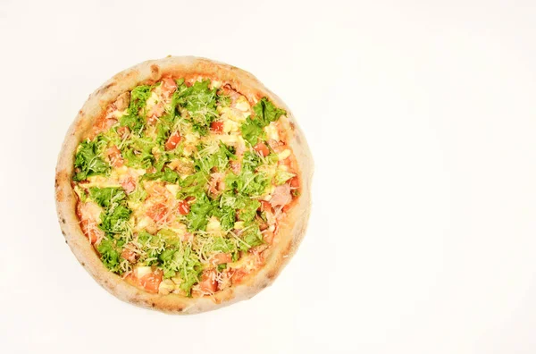 Kryddig pizza med krydda. Pizza med bacon, tomater och ost, — Stockfoto