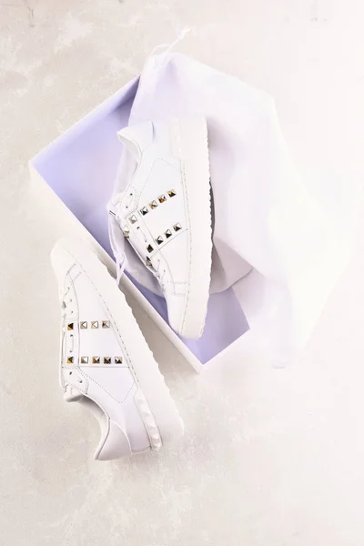 Женская обувь белого цвета с металлическими шипами . — стоковое фото