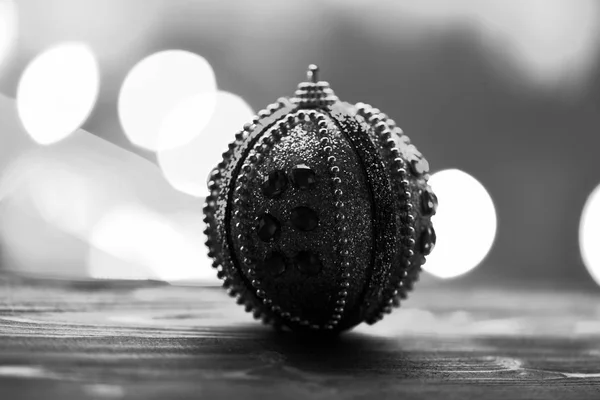 Tahun baru liburan xmas dekoratif mainan atau bola berwarna-warni dengan bokeh cahaya defocused pada latar belakang berwarna-warni, menyalin ruang . — Stok Foto