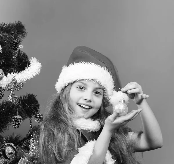 Miss Santa tiene palla d'oro per l'albero di Natale — Foto Stock