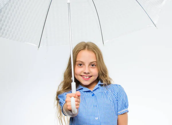 Дівчинка готова зустріти осінню погоду з прозорим білим тлом парасольки. Насолоджуйтесь дощовими днями з аксесуарами для парасольок. Насолоджуйтесь осінньою погодою. Найкраща концепція осіннього аксесуара. Осінь дощова приємна погода — стокове фото