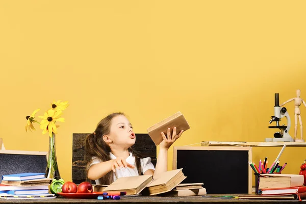 Παιδί και σχολείο προμήθειες σε φόντο κίτρινο τοίχο — Φωτογραφία Αρχείου