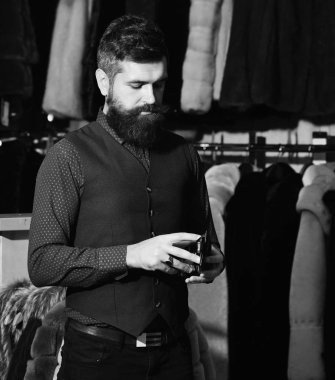 Maço lüks kürklü mantolar önünde cüzdan ile.